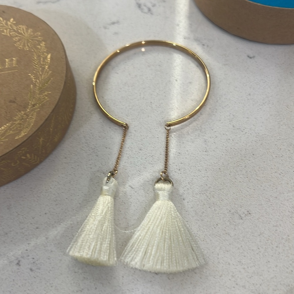 🐿️ 5 for $20 (any jewelry w squirrel)
Gold Bangle w Ivory Tassels about 5 1/2-6 - Picture 3 of 7